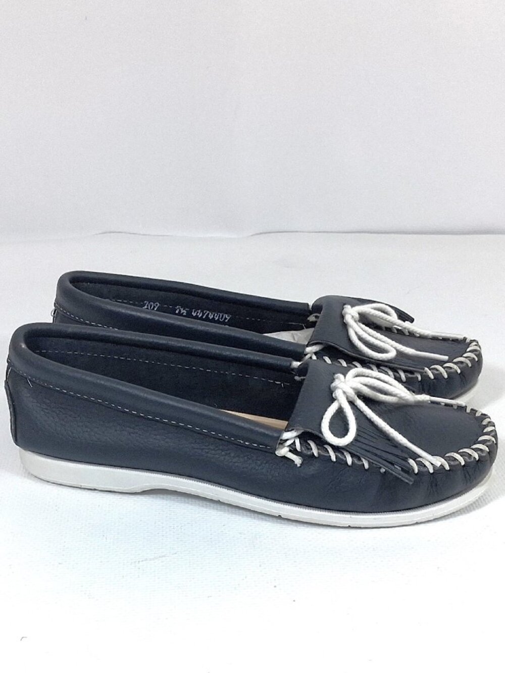 Minnetonka Leather Moccasin Shoes Women 7.5 Black, Navy Blue